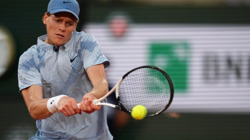 Sinner al ‘Giorgio Armani Tennis Classic’: programma, orari e dove vederlo in tv (in chiaro)