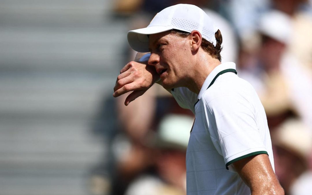 Sinner, ghiaccio sulla testa e gilet refrigerante: allarme caldo a Wimbledon