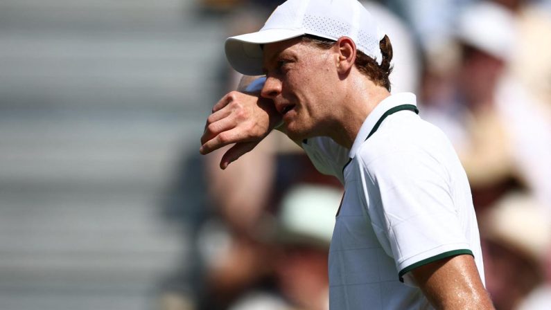 Sinner, ghiaccio sulla testa e gilet refrigerante: allarme caldo a Wimbledon
