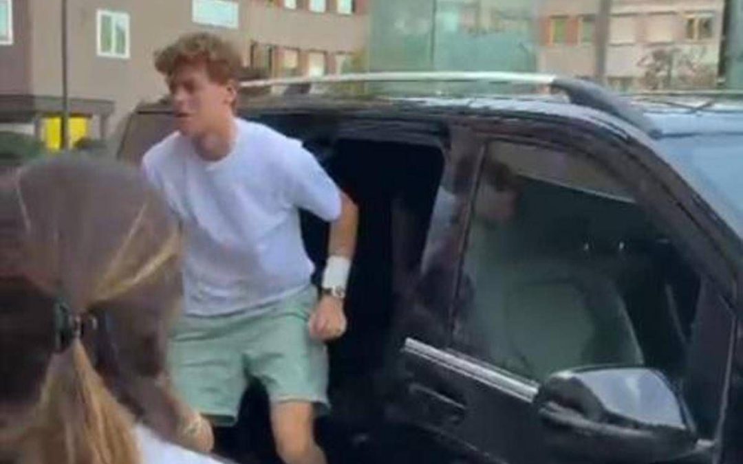Sinner è tornato al San Raffaele di Milano, continuano i controlli dopo il malore al Roland Garros