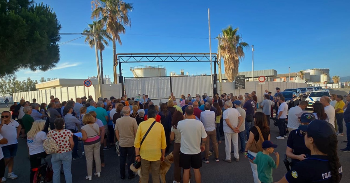 https://www.quotidianodelsud.it/wp-content/uploads/2026/06/sit-in-vibo-marina-depositi-costieri.jpg