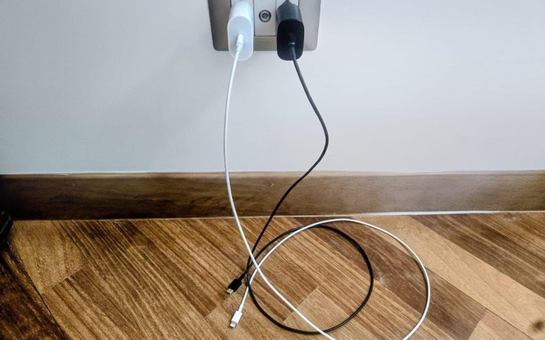 Caricabatteria attaccato alla presa senza telefono, consuma? Cosa succede
