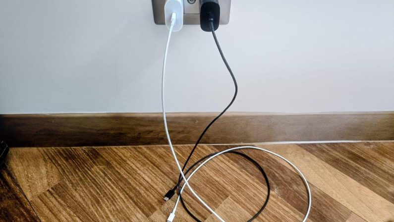 Caricabatteria attaccato alla presa senza telefono, consuma? Cosa succede