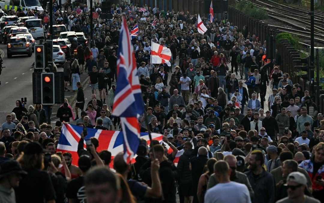 “Non respiro”, polizia non crede a 18enne accoltellato a morte: caso scuote la politica, proteste in Gb