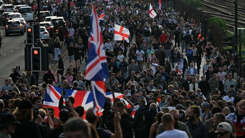 “Non respiro”, polizia non crede a 18enne accoltellato a morte: caso scuote la politica, proteste in Gb