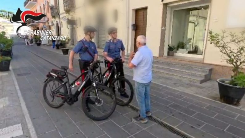 Carabinieri in e-bike a Soverato, più controlli sul lungomare e nelle zone turistiche