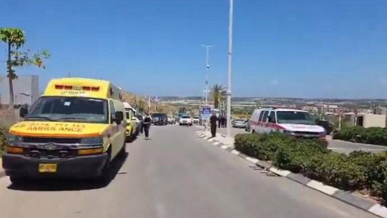 Sparatorie in Israele, un morto e diversi feriti in sospetto attacco terroristico