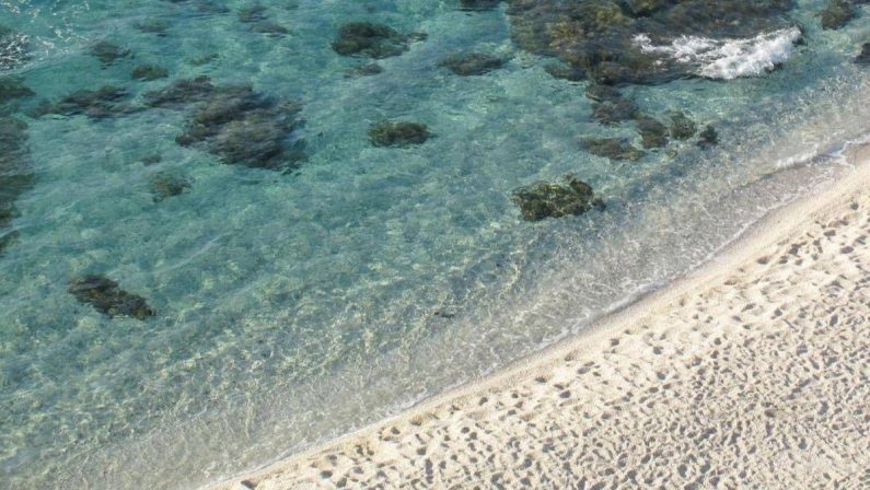Niente ombrellone se hai tra 10 e 65 anni, il mondo guarda la Sardegna. E la regola divide turisti e ambientalisti