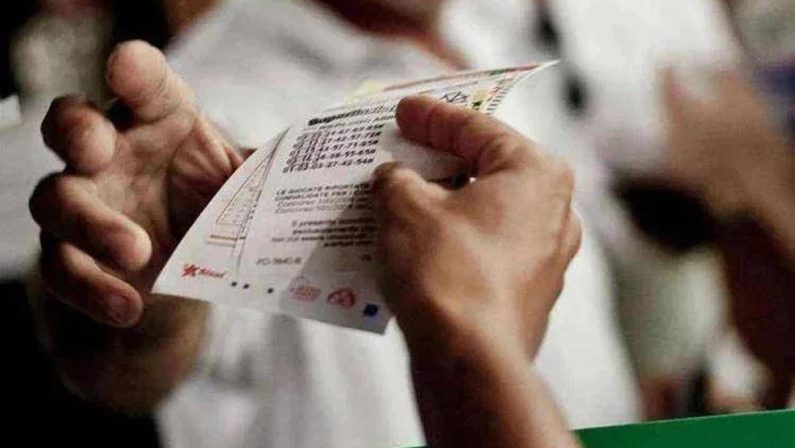 Superenalotto, numeri combinazione vincente oggi 5 giugno