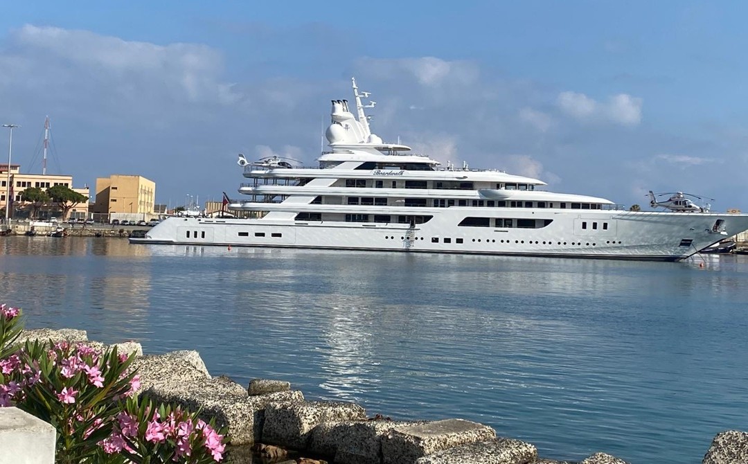 Il superyacht dell'ambasciatore degli Stati Uniti in Italia, Tilman J. Fertitta, al porto di Vibo marina