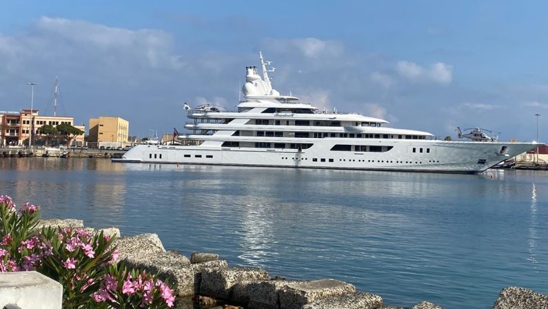 Il superyacht scatena la polemica social a Vibo