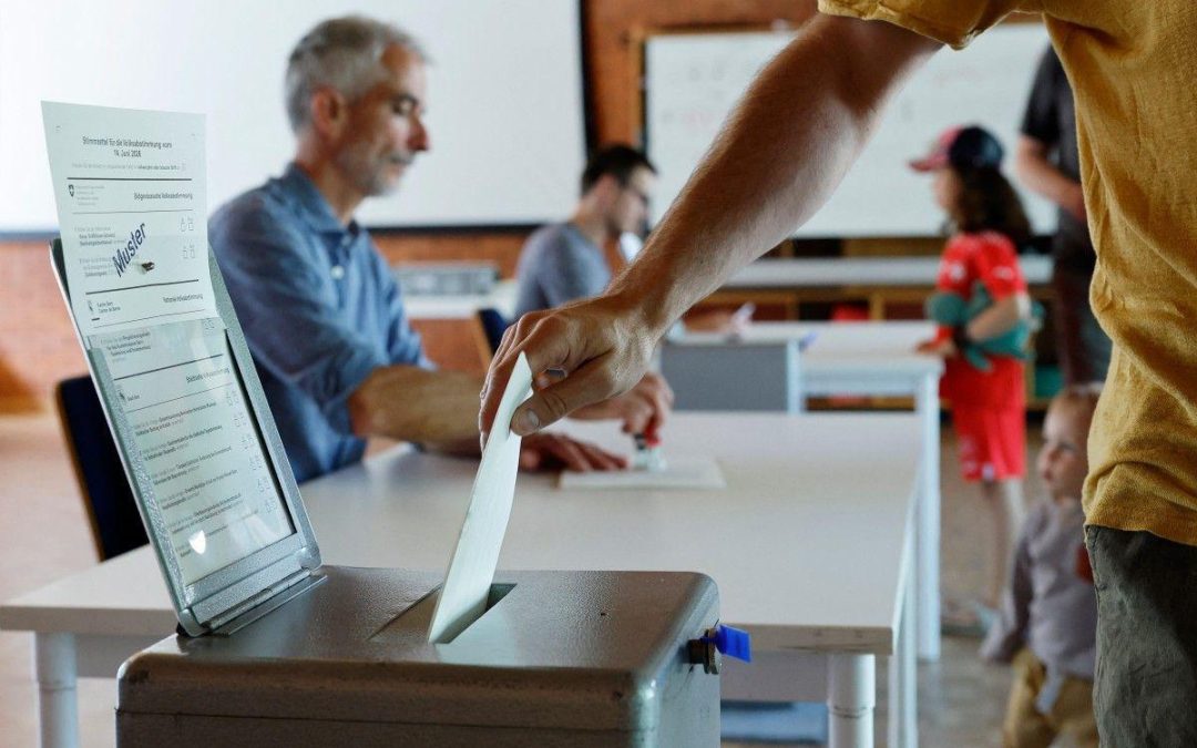 Svizzera al voto per due referendum, verso bocciatura proposta limite popolazione