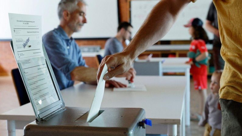 Svizzera al voto per due referendum, verso bocciatura proposta limite popolazione