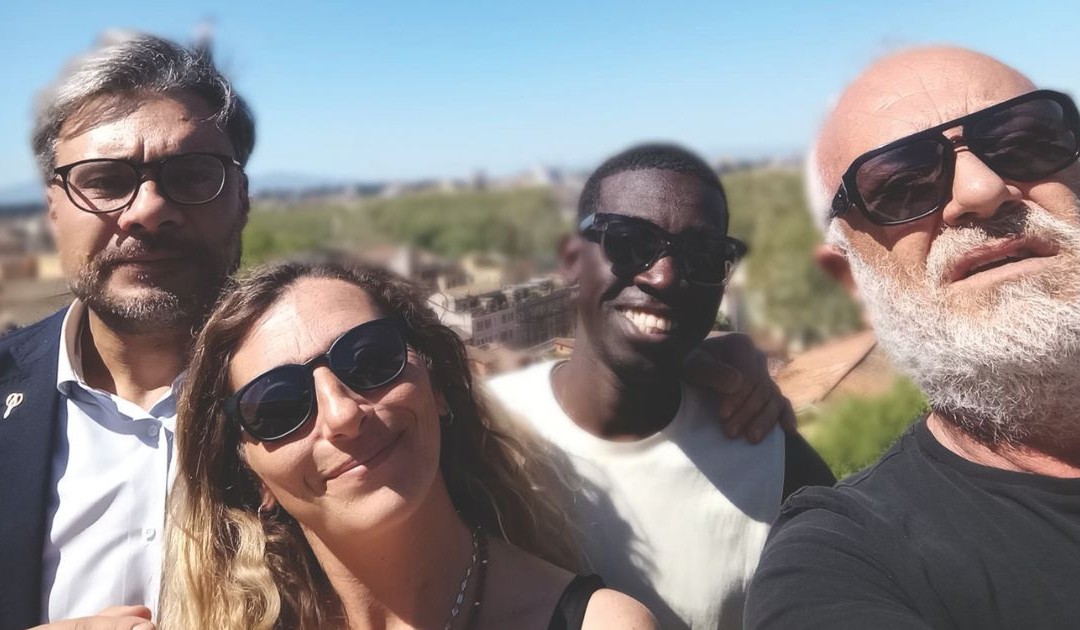 Komalmoudou Tanapo con i suoi amici