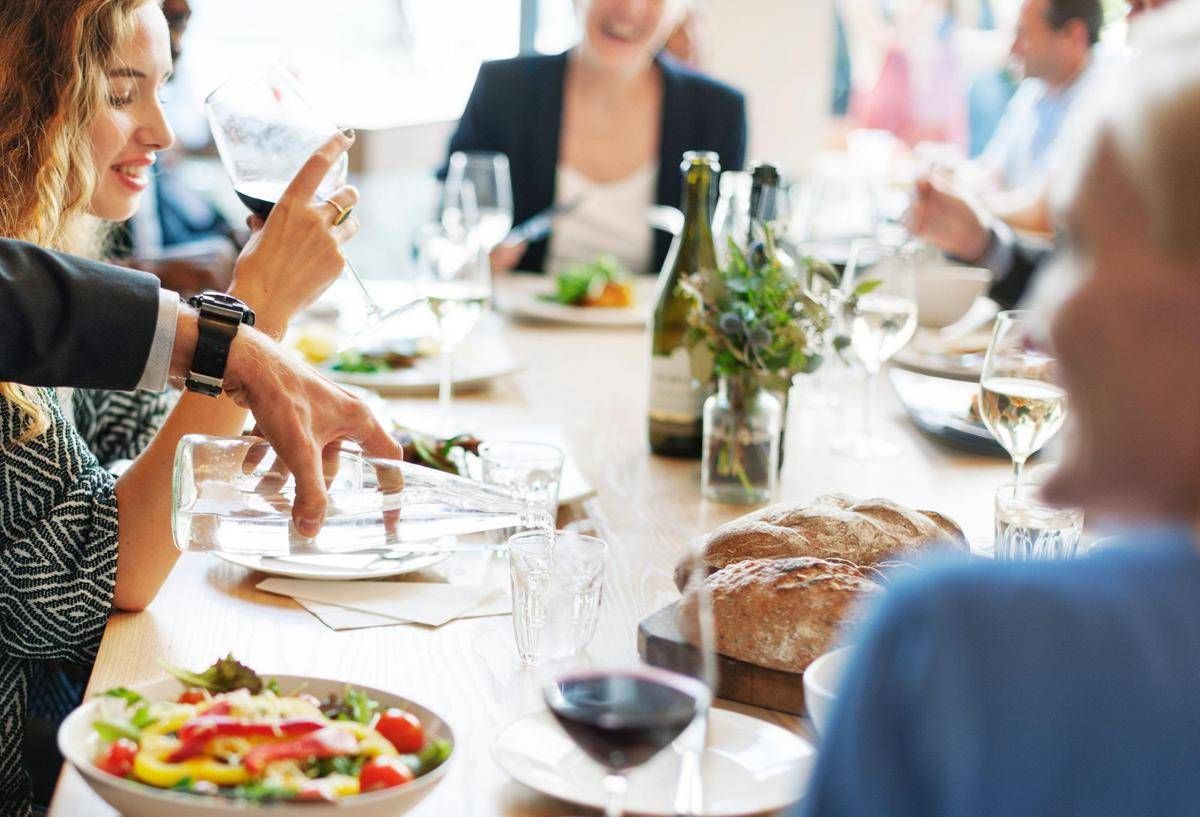 https://www.quotidianodelsud.it/wp-content/uploads/2026/06/tavola-apparecchiata-pranzo-123rf.jpeg