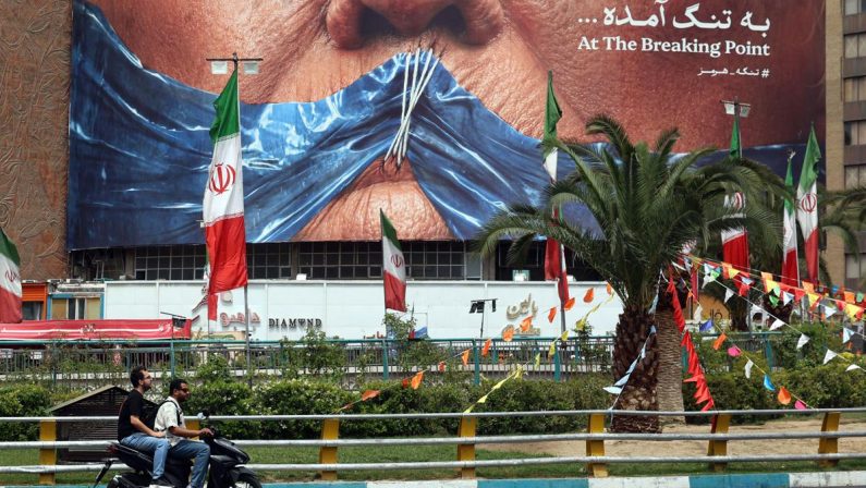 Iran-Usa, conto alla rovescia per l’accordo? Trump: “Firma imminente”. Teheran frena