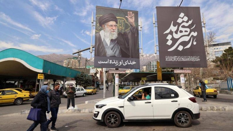 Iran, notte di tensione nel Golfo: Usa attaccano isola Qeshm, Teheran colpisce Bahrein e Kuwait
