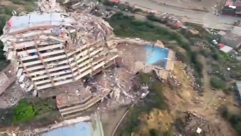 Terremoto in Venezuela, il day after: l’elicottero in volo sulle zone colpite