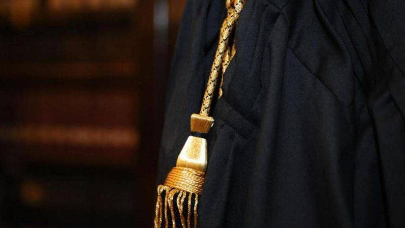 Uccise il padre a coltellate per legittima difesa, 20enne assolta in appello