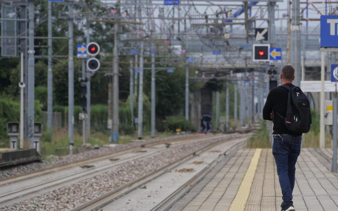 Persone sui binari, treni fermi sulla Genova-Savona: stop circolazione per 40 minuti