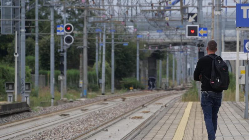 Persone sui binari, treni fermi sulla Genova-Savona: stop circolazione per 40 minuti