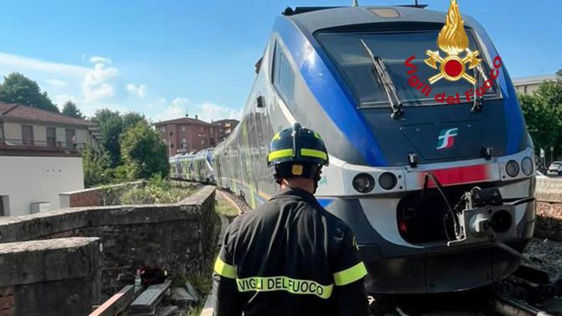 Treno regionale esce dai binari nel Fiorentino, evacuati i passeggeri: nessun ferito