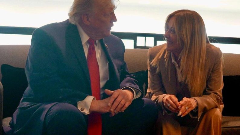 G7, Trump: “Meloni mi ha implorato di fare foto con lei, mi ha fatto pena”