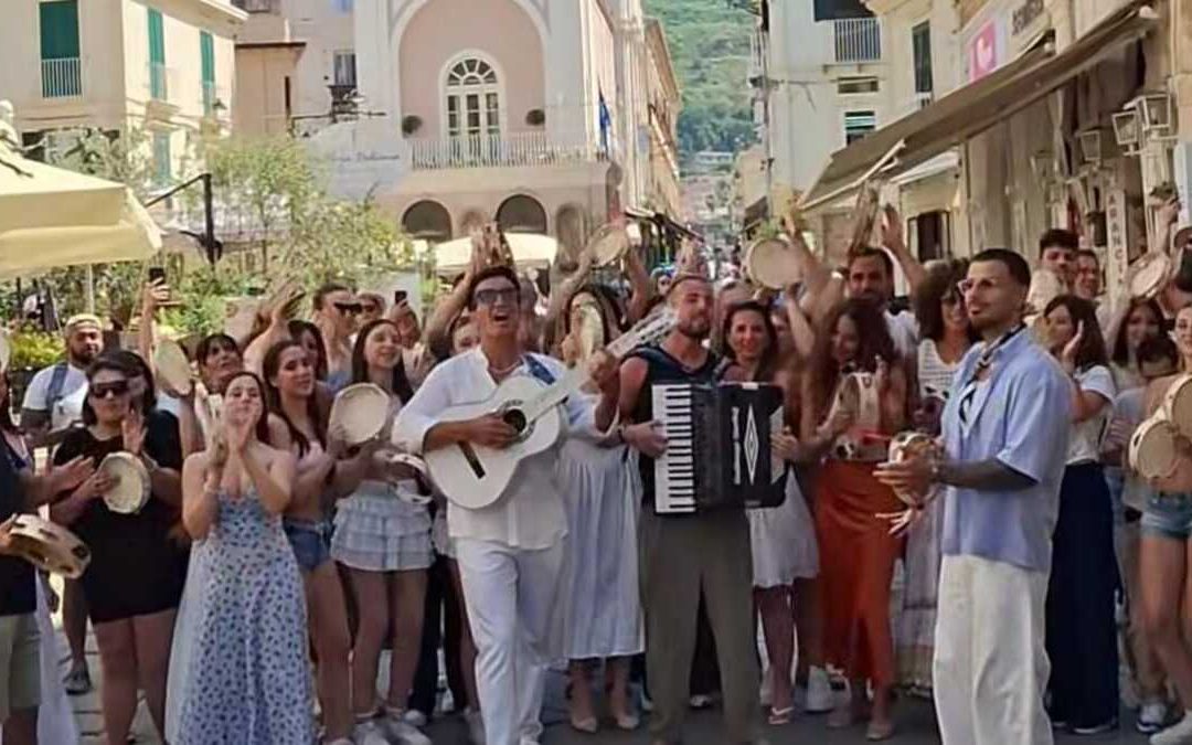 Tropea, duetto a sorpresa tra Cecè Barretta e Angelo Famao (VIDEO)