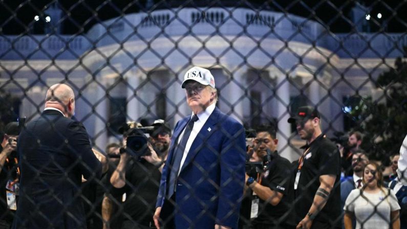 Gli 80 anni di Trump e lo show di arti marziali alla Casa Bianca davanti a 100mila persone