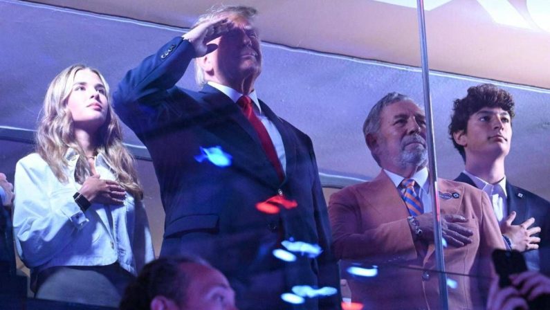 Pioggia di fischi per Trump alla finale Nba, ma il tycoon nega: “Erano applausi”