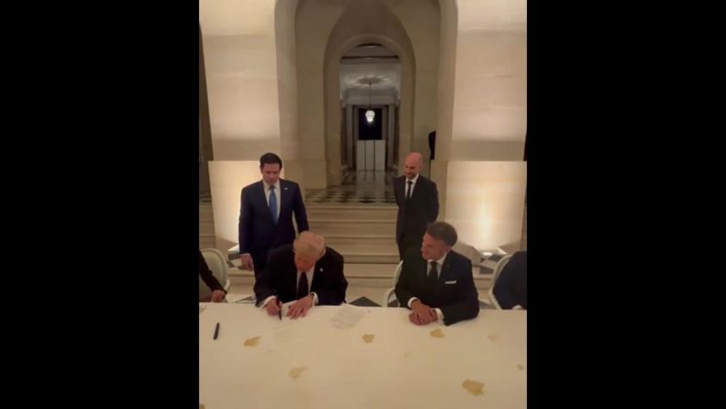 Trump firma l’accordo Usa-Iran: “Non è stato facile…”
