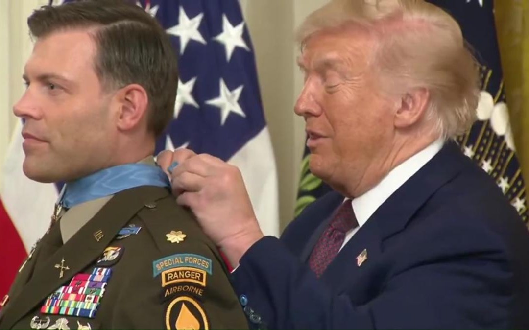 Trump, la medaglia è una ‘trappola’: il presidente in difficoltà tra smorfie e risate