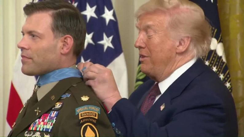 Trump, la medaglia è una ‘trappola’: il presidente in difficoltà tra smorfie e risate