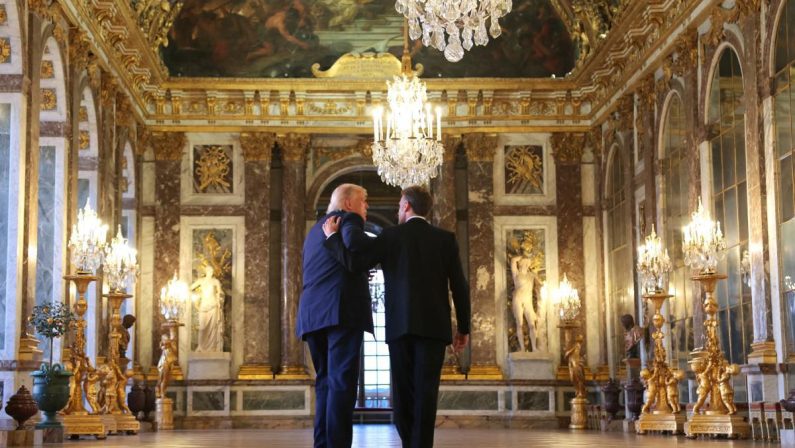 Aragosta, caviale e tartufo: il menù della cena tra Macron e Trump a Versailles