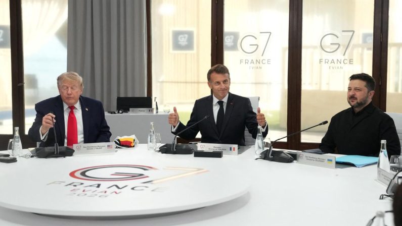 Ucraina, al G7 trilaterale Trump-Zelensky-Macron. Il tycoon: “Russia deve trattare”