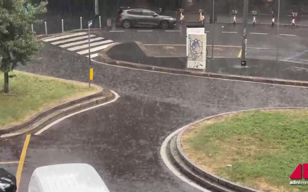 Tuoni e pioggia su Milano, è allerta gialla per maltempo in Lombardia
