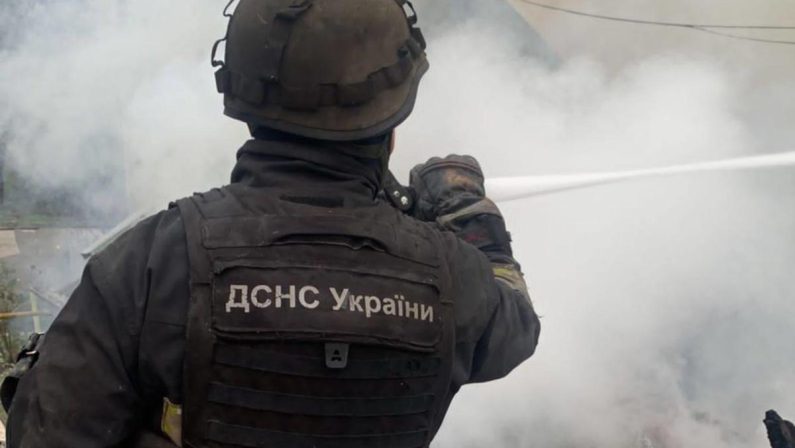 Ucraina, pioggia di bombe su Kharkiv: feriti e danni. Nuovo attacco di Lavrov all’Europa