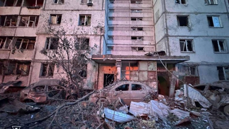 Ucraina, massiccio attacco russo nella notte: almeno 9 morti e oltre 100 feriti, colpita Kiev