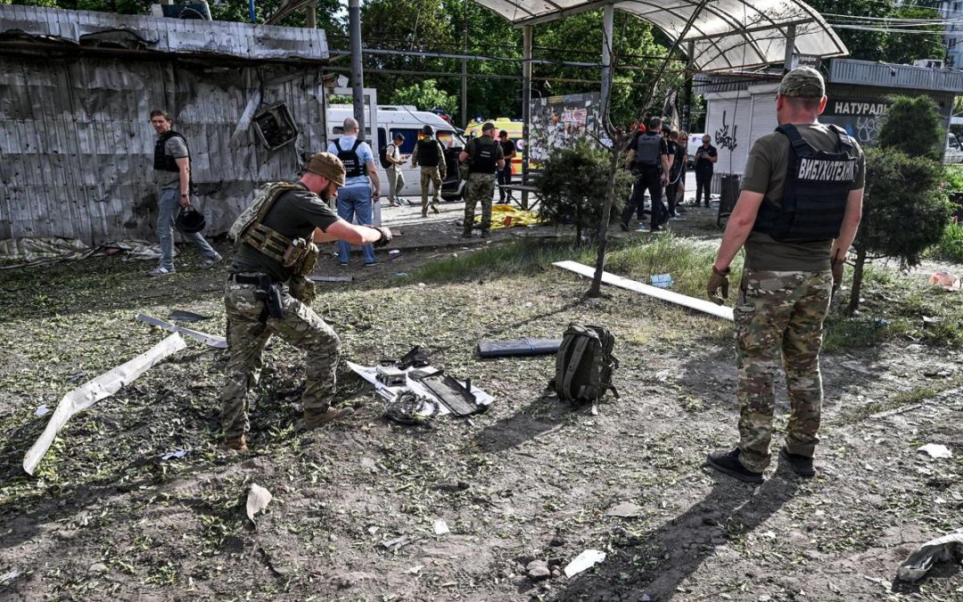 Ucraina, Russia attacca ancora: decine di droni su Zaporizhzhia, un morto