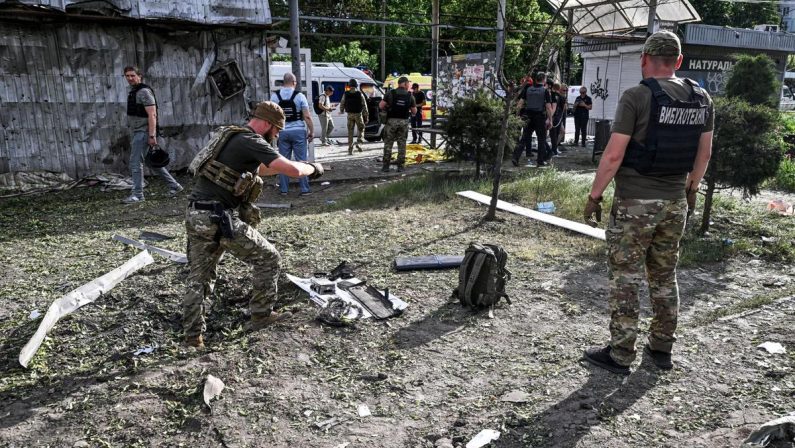Ucraina, Russia attacca ancora: decine di droni su Zaporizhzhia, un morto