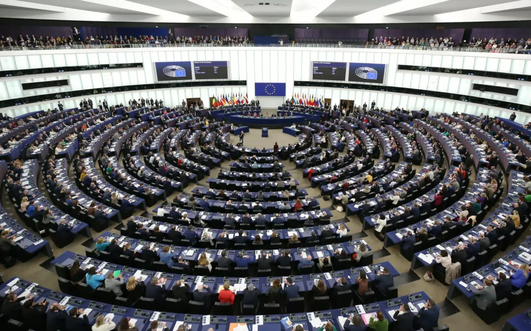 Dal Parlamento Europeo via libera a nuove norme per un settore dell’auto più sostenibile