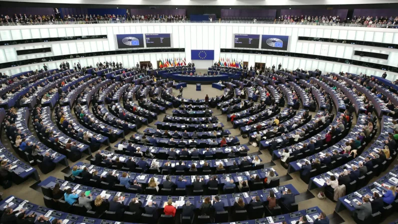 Dal Parlamento Europeo via libera a nuove norme per un settore dell’auto più sostenibile