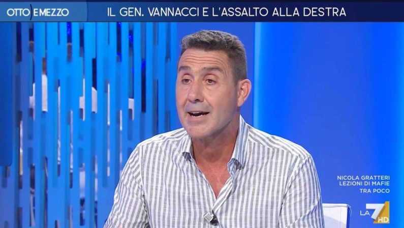 Vannacci promosso in tv da Gruber, Bocchino: “Efficace nella fossa dei leoni”. Per Telese “ha bucato lo schermo”