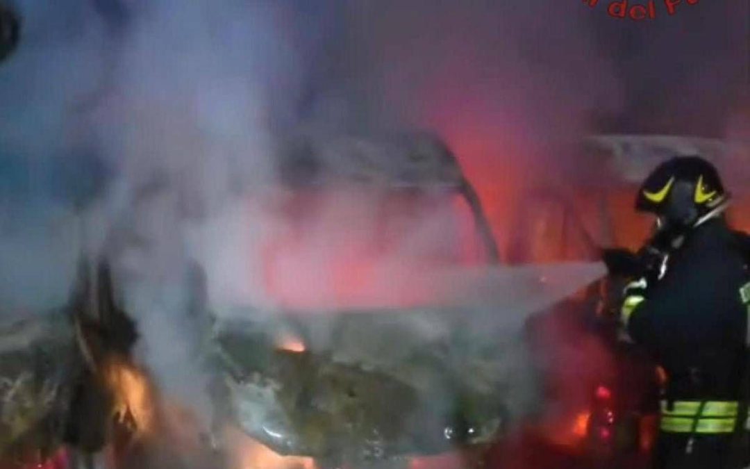 Sette furgoni di una ditta di consegne in fiamme a Fiumicino, indagini polizia