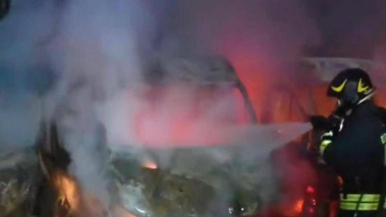 Sette furgoni di una ditta di consegne in fiamme a Fiumicino, indagini polizia