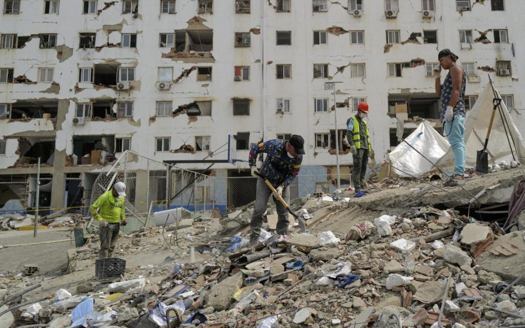 Venezuela, salvati padre e figlio a quattro giorni dal terremoto. Corsa contro il tempo