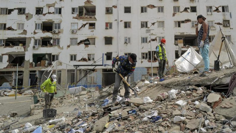 Venezuela, salvati padre e figlio a quattro giorni dal terremoto. Corsa contro il tempo