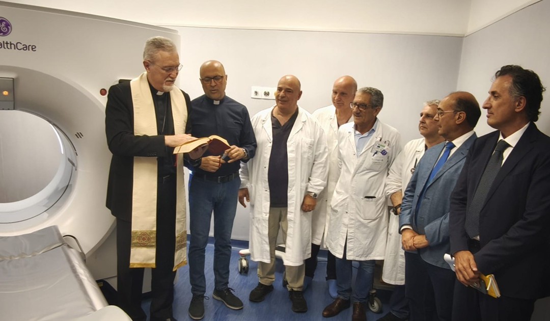 La benedizione della nuova Tac da parte del vescovo