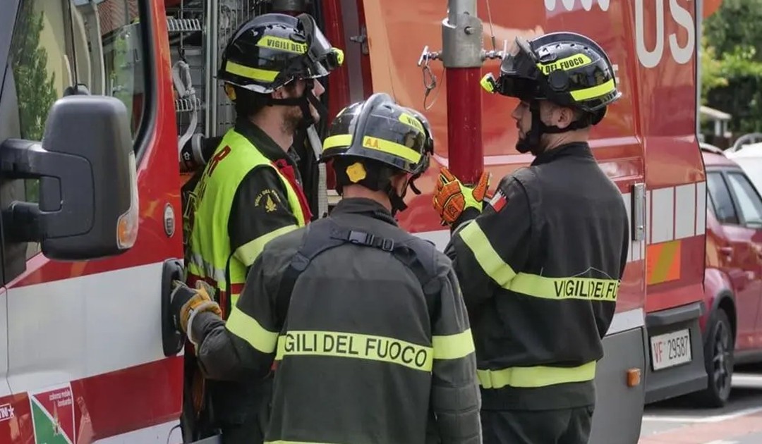 Ugento, in fiamme lidi e resort di lusso: per l’incendio evacuati 700 turisti