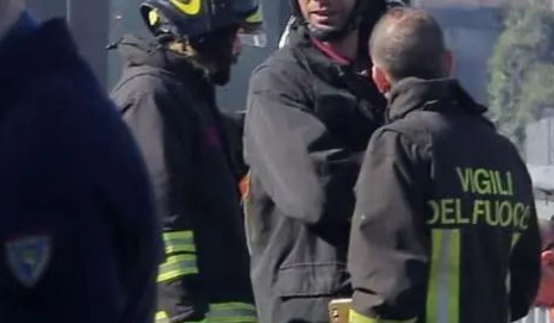 Auto esce di strada e si ribalta nel Foggiano, tre morti